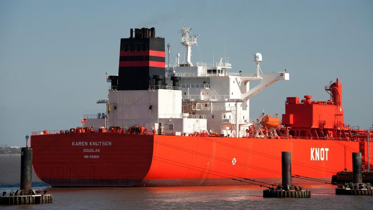 Jedna z nejtvrdších sankcí. EU a Británie nebudou pojišťovat lodě s ruskou ropou